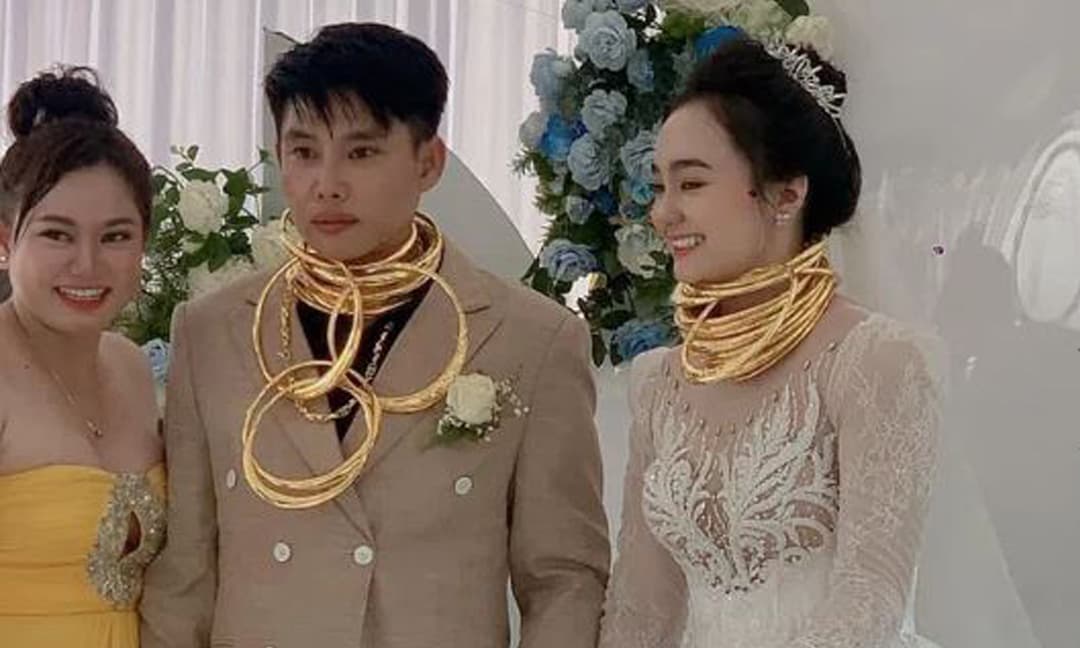 Đeo vàng 'trĩu cổ' trong ngày cưới, chú rể bị hạ đường huyết phải nhờ bạn đo huyết áp ngay tại hôn trường