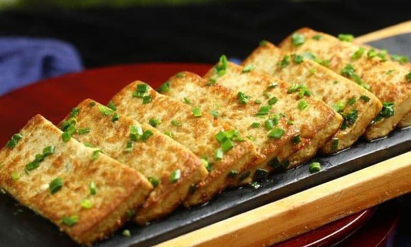 Dạy bạn cách rán đậu phụ không bị vỡ và không dính chảo, làm đúng 2 bước sau