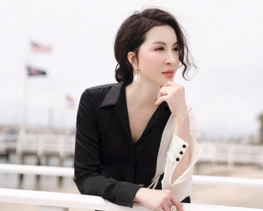 Nữ hoàng ảnh lịch Thanh Mai đẹp mơ màng dạo phố biển ở Mỹ