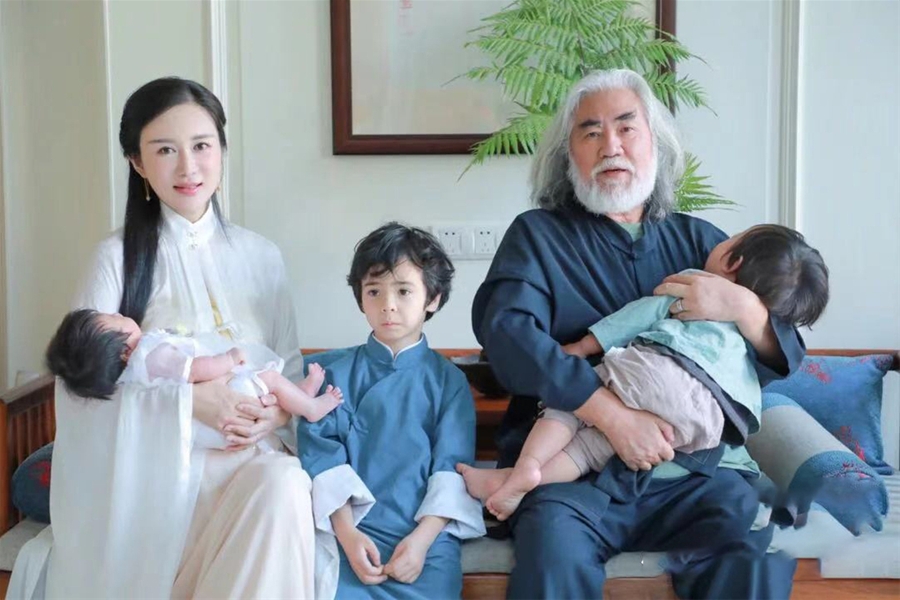 Vợ khen 'Trùm phim kiếm hiệp' đảm đang