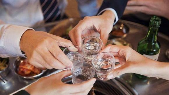 Trên bàn nhậu luôn có 1 loại người không bao giờ chủ động mời rượu: Họ là kiểu người gì?