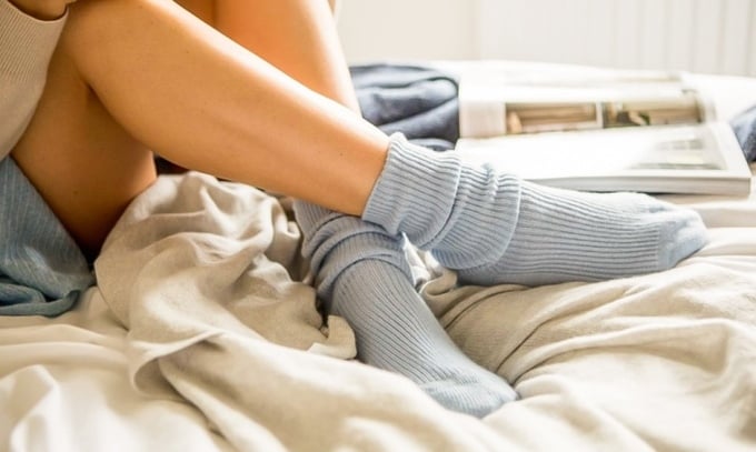 Mang tất đi ngủ: Thói quen tốt nhưng một số người phải tránh