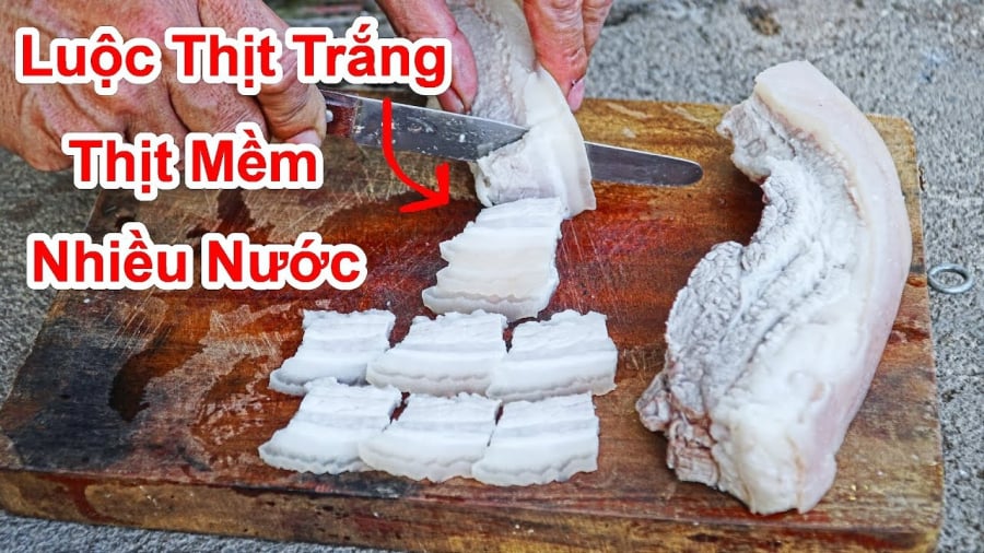 Luộc thịt xong đừng vớt ngay ra đĩa, làm thêm một bước, thịt trắng thơm mềm, không dính